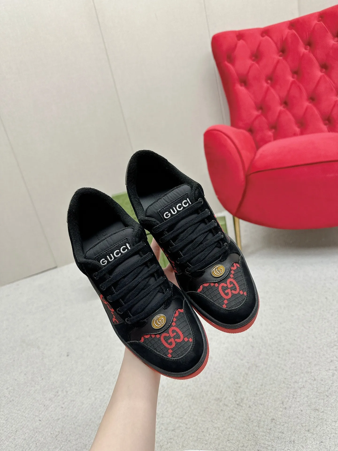 👟👟Ex-factory price 560👟👟 Men’s size +10 Gucci——purchased version GG series distressed dirty shoes-hot style is coming! 9 times out of 10 sales, you will definitely get the money. Ready stock! Spot goods! Spot goods! New colors added - the ultimate version on the market! Purchase the original version and develop it... fabric, material, outsole, and details can be compared at will! Open-mold Swarovski one-to-one replica rhinestone chain...Metal cherry pendant...Metal double G crystal cylindrical mark...Gucci original customized narrow webbing...Super flash series - flash diamond chain. The cherry decoration is detachable and can be changed into two to match with each other to show your personality. Exclusive color-brushed cowhide fabric. Hand-made distressed is very textured and has a sense of luxury! The details of the workmanship can be seen in the drawings, and no line is missed. The original terry cloth is delicate, soft and more comfortable and breathable. The privately stamped two-color original TPU outsole (lower layer is wider, upper layer is narrower). Matching packaging⭐️ Size: Female 35-40 Male 39-44 (Female 41 Male 45 customized)